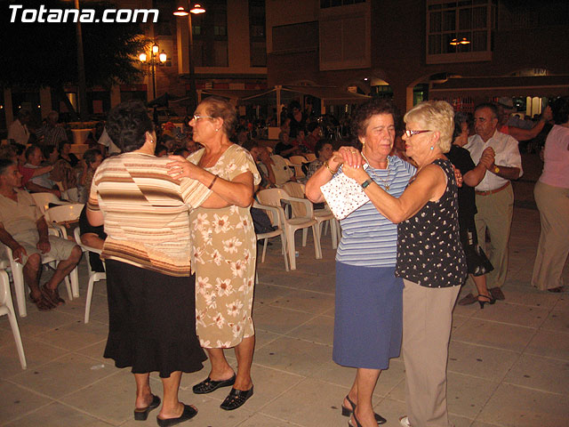 FINALIZAN LAS FIESTAS DEL CENTRO MUNICIPAL DE PERSONAS MAYORES CON LA DEGUSTACIN DE LA PAELLA POPULAR EN LA PLAZA BALSA VIEJA QUE CONGREG A CENTENARES DE SOCIOS Y MAYORES - 12