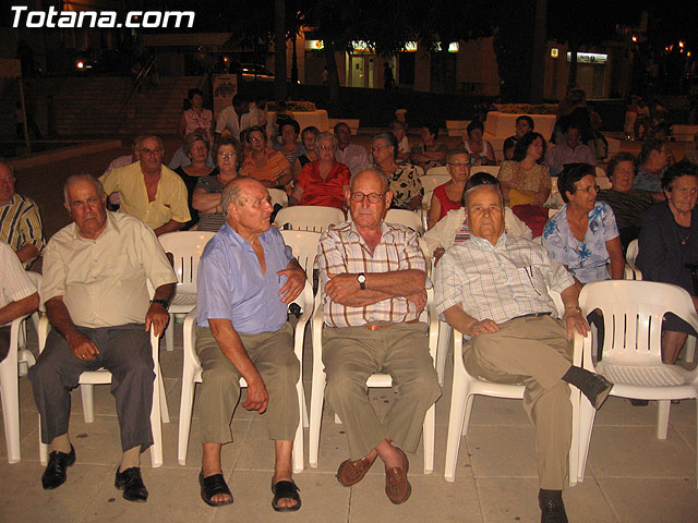 FINALIZAN LAS FIESTAS DEL CENTRO MUNICIPAL DE PERSONAS MAYORES CON LA DEGUSTACIN DE LA PAELLA POPULAR EN LA PLAZA BALSA VIEJA QUE CONGREG A CENTENARES DE SOCIOS Y MAYORES - 13