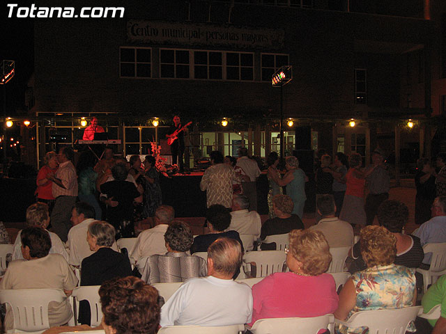 FINALIZAN LAS FIESTAS DEL CENTRO MUNICIPAL DE PERSONAS MAYORES CON LA DEGUSTACIÓN DE LA PAELLA POPULAR EN LA PLAZA BALSA VIEJA QUE CONGREGÓ A CENTENARES DE SOCIOS Y MAYORES - 15