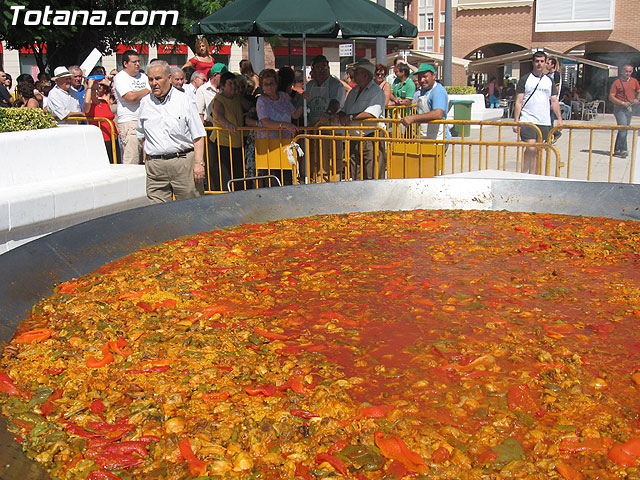 FINALIZAN LAS FIESTAS DEL CENTRO MUNICIPAL DE PERSONAS MAYORES CON LA DEGUSTACIÓN DE LA PAELLA POPULAR EN LA PLAZA BALSA VIEJA QUE CONGREGÓ A CENTENARES DE SOCIOS Y MAYORES - 16