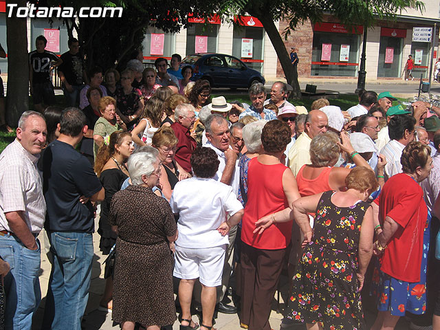 FINALIZAN LAS FIESTAS DEL CENTRO MUNICIPAL DE PERSONAS MAYORES CON LA DEGUSTACIN DE LA PAELLA POPULAR EN LA PLAZA BALSA VIEJA QUE CONGREG A CENTENARES DE SOCIOS Y MAYORES - 19