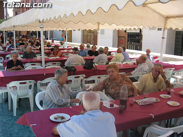 FINALIZAN LAS FIESTAS DEL CENTRO MUNICIPAL DE PERSONAS MAYORES CON LA DEGUSTACIÓN DE LA PAELLA POPULAR EN LA PLAZA BALSA VIEJA QUE CONGREGÓ A CENTENARES DE SOCIOS Y MAYORES - 22