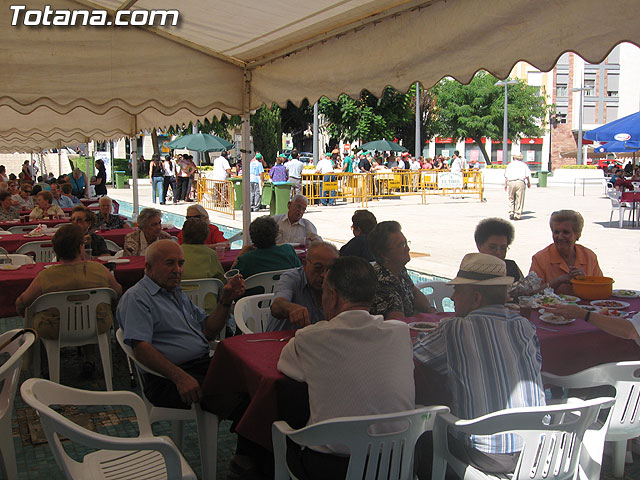 FINALIZAN LAS FIESTAS DEL CENTRO MUNICIPAL DE PERSONAS MAYORES CON LA DEGUSTACIÓN DE LA PAELLA POPULAR EN LA PLAZA BALSA VIEJA QUE CONGREGÓ A CENTENARES DE SOCIOS Y MAYORES - 25