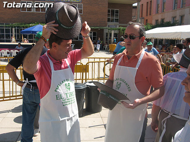 FINALIZAN LAS FIESTAS DEL CENTRO MUNICIPAL DE PERSONAS MAYORES CON LA DEGUSTACIN DE LA PAELLA POPULAR EN LA PLAZA BALSA VIEJA QUE CONGREG A CENTENARES DE SOCIOS Y MAYORES - 29