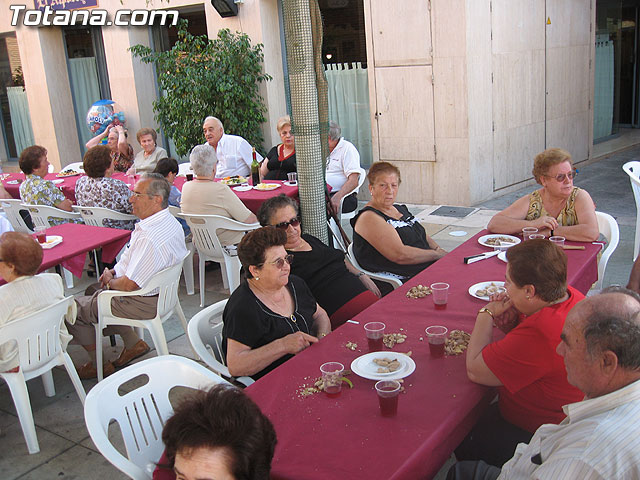 FINALIZAN LAS FIESTAS DEL CENTRO MUNICIPAL DE PERSONAS MAYORES CON LA DEGUSTACIN DE LA PAELLA POPULAR EN LA PLAZA BALSA VIEJA QUE CONGREG A CENTENARES DE SOCIOS Y MAYORES - 26