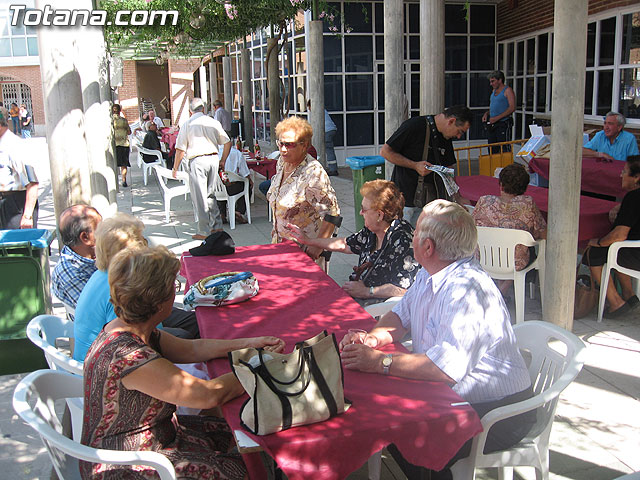 FINALIZAN LAS FIESTAS DEL CENTRO MUNICIPAL DE PERSONAS MAYORES CON LA DEGUSTACIÓN DE LA PAELLA POPULAR EN LA PLAZA BALSA VIEJA QUE CONGREGÓ A CENTENARES DE SOCIOS Y MAYORES - 27