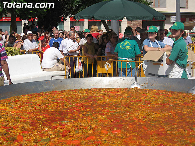 FINALIZAN LAS FIESTAS DEL CENTRO MUNICIPAL DE PERSONAS MAYORES CON LA DEGUSTACIN DE LA PAELLA POPULAR EN LA PLAZA BALSA VIEJA QUE CONGREG A CENTENARES DE SOCIOS Y MAYORES - 28