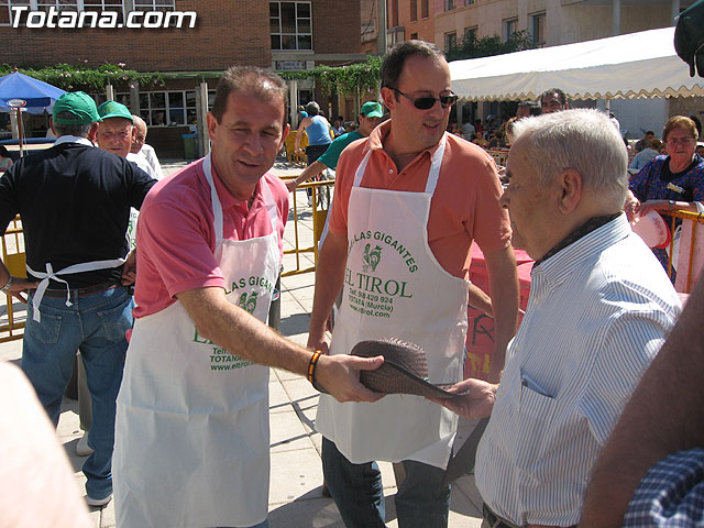 FINALIZAN LAS FIESTAS DEL CENTRO MUNICIPAL DE PERSONAS MAYORES CON LA DEGUSTACIN DE LA PAELLA POPULAR EN LA PLAZA BALSA VIEJA QUE CONGREG A CENTENARES DE SOCIOS Y MAYORES - 30