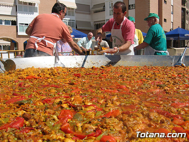 FINALIZAN LAS FIESTAS DEL CENTRO MUNICIPAL DE PERSONAS MAYORES CON LA DEGUSTACIÓN DE LA PAELLA POPULAR EN LA PLAZA BALSA VIEJA QUE CONGREGÓ A CENTENARES DE SOCIOS Y MAYORES - 31
