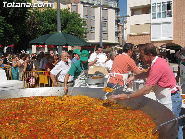 FINALIZAN LAS FIESTAS DEL CENTRO MUNICIPAL DE PERSONAS MAYORES CON LA DEGUSTACIÓN DE LA PAELLA POPULAR EN LA PLAZA BALSA VIEJA QUE CONGREGÓ A CENTENARES DE SOCIOS Y MAYORES - 32