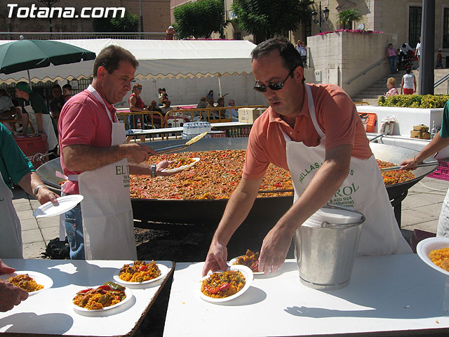 FINALIZAN LAS FIESTAS DEL CENTRO MUNICIPAL DE PERSONAS MAYORES CON LA DEGUSTACIÓN DE LA PAELLA POPULAR EN LA PLAZA BALSA VIEJA QUE CONGREGÓ A CENTENARES DE SOCIOS Y MAYORES - 34