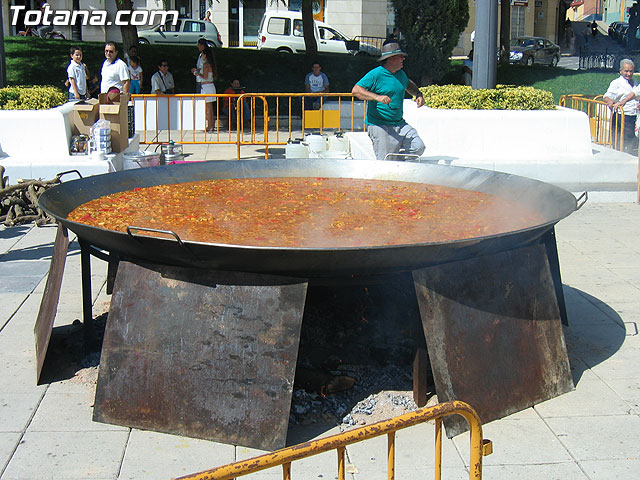 FINALIZAN LAS FIESTAS DEL CENTRO MUNICIPAL DE PERSONAS MAYORES CON LA DEGUSTACIN DE LA PAELLA POPULAR EN LA PLAZA BALSA VIEJA QUE CONGREG A CENTENARES DE SOCIOS Y MAYORES - 38