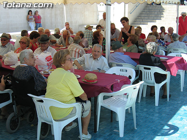 FINALIZAN LAS FIESTAS DEL CENTRO MUNICIPAL DE PERSONAS MAYORES CON LA DEGUSTACIÓN DE LA PAELLA POPULAR EN LA PLAZA BALSA VIEJA QUE CONGREGÓ A CENTENARES DE SOCIOS Y MAYORES - 39