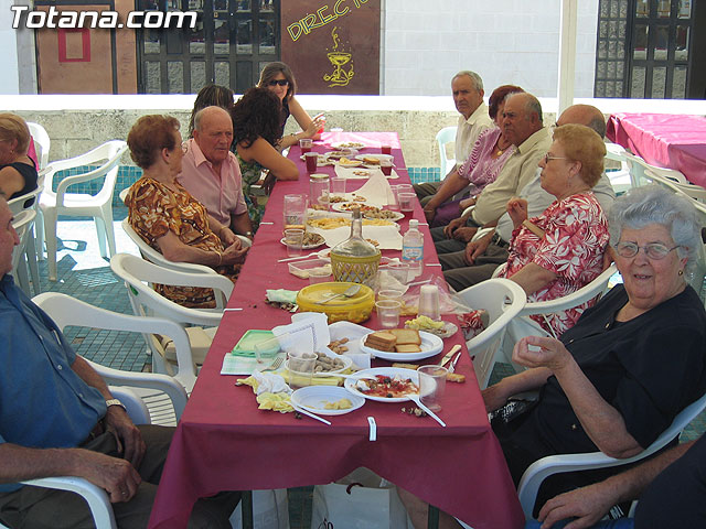 FINALIZAN LAS FIESTAS DEL CENTRO MUNICIPAL DE PERSONAS MAYORES CON LA DEGUSTACIÓN DE LA PAELLA POPULAR EN LA PLAZA BALSA VIEJA QUE CONGREGÓ A CENTENARES DE SOCIOS Y MAYORES - 40