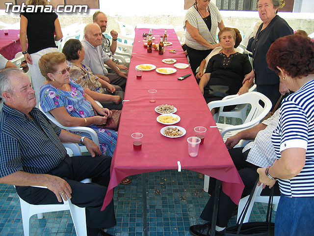 FINALIZAN LAS FIESTAS DEL CENTRO MUNICIPAL DE PERSONAS MAYORES CON LA DEGUSTACIÓN DE LA PAELLA POPULAR EN LA PLAZA BALSA VIEJA QUE CONGREGÓ A CENTENARES DE SOCIOS Y MAYORES - 42