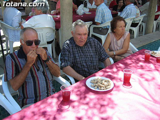 FINALIZAN LAS FIESTAS DEL CENTRO MUNICIPAL DE PERSONAS MAYORES CON LA DEGUSTACIÓN DE LA PAELLA POPULAR EN LA PLAZA BALSA VIEJA QUE CONGREGÓ A CENTENARES DE SOCIOS Y MAYORES - 50