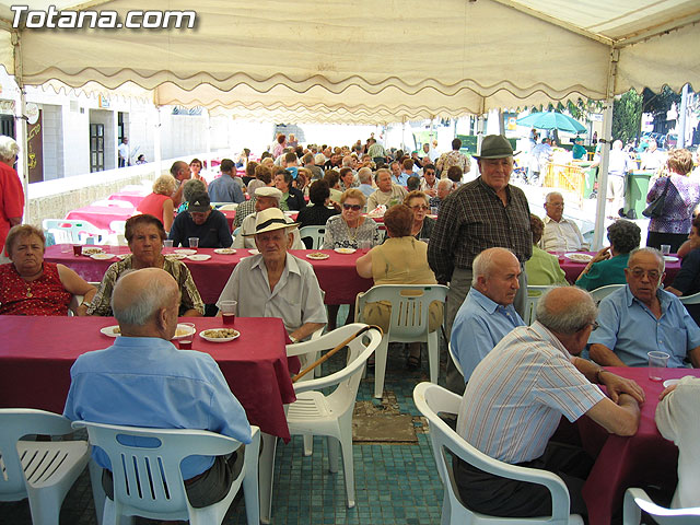 FINALIZAN LAS FIESTAS DEL CENTRO MUNICIPAL DE PERSONAS MAYORES CON LA DEGUSTACIÓN DE LA PAELLA POPULAR EN LA PLAZA BALSA VIEJA QUE CONGREGÓ A CENTENARES DE SOCIOS Y MAYORES - 52