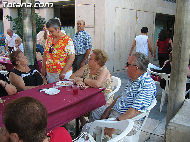 FINALIZAN LAS FIESTAS DEL CENTRO MUNICIPAL DE PERSONAS MAYORES CON LA DEGUSTACIÓN DE LA PAELLA POPULAR EN LA PLAZA BALSA VIEJA QUE CONGREGÓ A CENTENARES DE SOCIOS Y MAYORES - 54