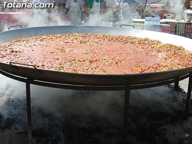 FINALIZAN LAS FIESTAS DEL CENTRO MUNICIPAL DE PERSONAS MAYORES CON LA DEGUSTACIÓN DE LA PAELLA POPULAR EN LA PLAZA BALSA VIEJA QUE CONGREGÓ A CENTENARES DE SOCIOS Y MAYORES - 57