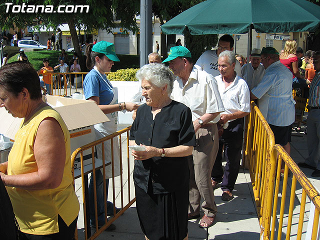 FINALIZAN LAS FIESTAS DEL CENTRO MUNICIPAL DE PERSONAS MAYORES CON LA DEGUSTACIÓN DE LA PAELLA POPULAR EN LA PLAZA BALSA VIEJA QUE CONGREGÓ A CENTENARES DE SOCIOS Y MAYORES - 68