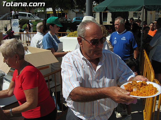 FINALIZAN LAS FIESTAS DEL CENTRO MUNICIPAL DE PERSONAS MAYORES CON LA DEGUSTACIÓN DE LA PAELLA POPULAR EN LA PLAZA BALSA VIEJA QUE CONGREGÓ A CENTENARES DE SOCIOS Y MAYORES - 71