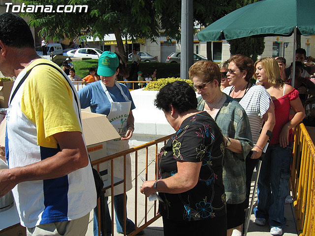 FINALIZAN LAS FIESTAS DEL CENTRO MUNICIPAL DE PERSONAS MAYORES CON LA DEGUSTACIÓN DE LA PAELLA POPULAR EN LA PLAZA BALSA VIEJA QUE CONGREGÓ A CENTENARES DE SOCIOS Y MAYORES - 78