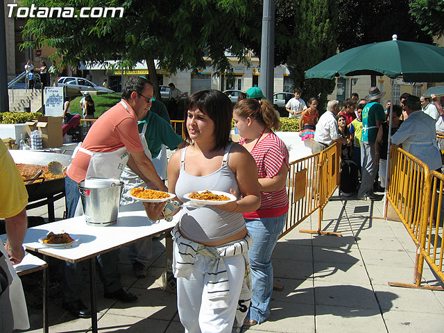 FINALIZAN LAS FIESTAS DEL CENTRO MUNICIPAL DE PERSONAS MAYORES CON LA DEGUSTACIÓN DE LA PAELLA POPULAR EN LA PLAZA BALSA VIEJA QUE CONGREGÓ A CENTENARES DE SOCIOS Y MAYORES - 81