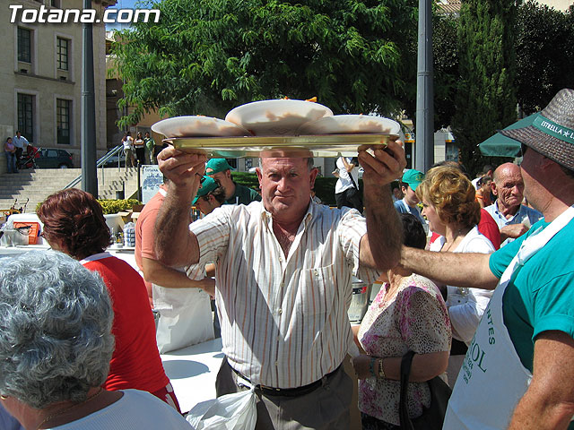 FINALIZAN LAS FIESTAS DEL CENTRO MUNICIPAL DE PERSONAS MAYORES CON LA DEGUSTACIN DE LA PAELLA POPULAR EN LA PLAZA BALSA VIEJA QUE CONGREG A CENTENARES DE SOCIOS Y MAYORES - 87