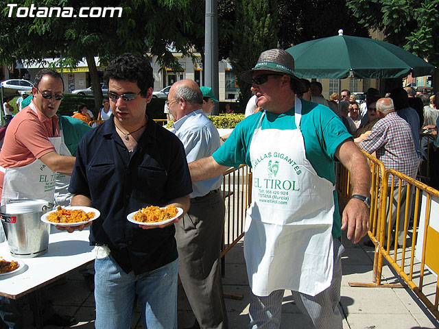 FINALIZAN LAS FIESTAS DEL CENTRO MUNICIPAL DE PERSONAS MAYORES CON LA DEGUSTACIN DE LA PAELLA POPULAR EN LA PLAZA BALSA VIEJA QUE CONGREG A CENTENARES DE SOCIOS Y MAYORES - 83