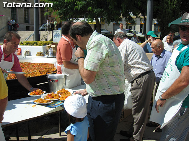 FINALIZAN LAS FIESTAS DEL CENTRO MUNICIPAL DE PERSONAS MAYORES CON LA DEGUSTACIÓN DE LA PAELLA POPULAR EN LA PLAZA BALSA VIEJA QUE CONGREGÓ A CENTENARES DE SOCIOS Y MAYORES - 85