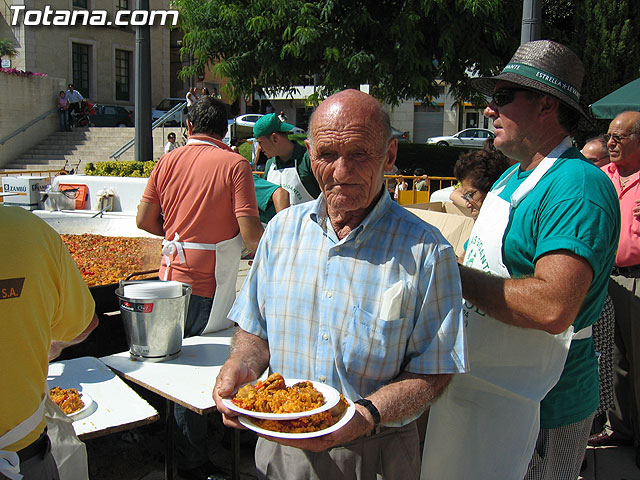 FINALIZAN LAS FIESTAS DEL CENTRO MUNICIPAL DE PERSONAS MAYORES CON LA DEGUSTACIN DE LA PAELLA POPULAR EN LA PLAZA BALSA VIEJA QUE CONGREG A CENTENARES DE SOCIOS Y MAYORES - 89