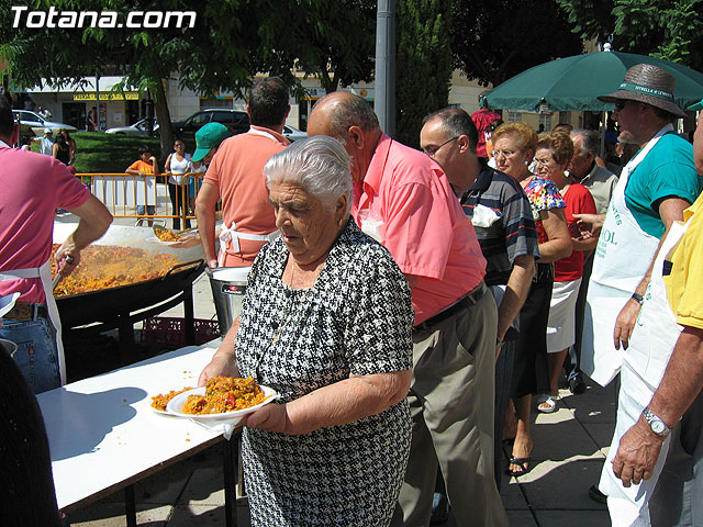 FINALIZAN LAS FIESTAS DEL CENTRO MUNICIPAL DE PERSONAS MAYORES CON LA DEGUSTACIN DE LA PAELLA POPULAR EN LA PLAZA BALSA VIEJA QUE CONGREG A CENTENARES DE SOCIOS Y MAYORES - 90