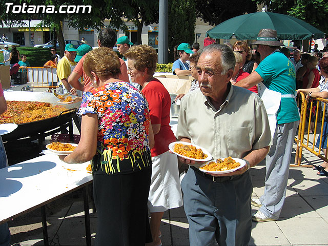 FINALIZAN LAS FIESTAS DEL CENTRO MUNICIPAL DE PERSONAS MAYORES CON LA DEGUSTACIÓN DE LA PAELLA POPULAR EN LA PLAZA BALSA VIEJA QUE CONGREGÓ A CENTENARES DE SOCIOS Y MAYORES - 91