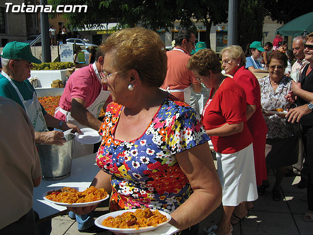 FINALIZAN LAS FIESTAS DEL CENTRO MUNICIPAL DE PERSONAS MAYORES CON LA DEGUSTACIN DE LA PAELLA POPULAR EN LA PLAZA BALSA VIEJA QUE CONGREG A CENTENARES DE SOCIOS Y MAYORES - 92