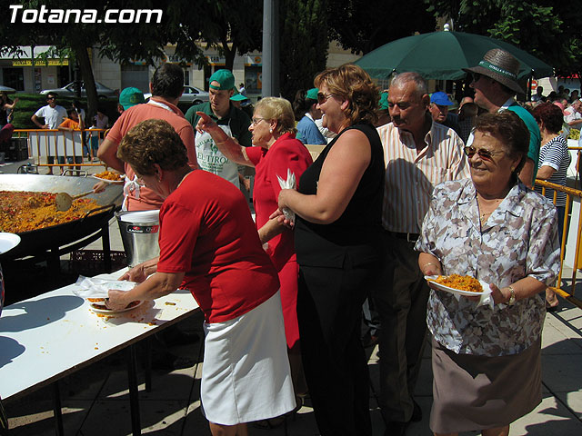 FINALIZAN LAS FIESTAS DEL CENTRO MUNICIPAL DE PERSONAS MAYORES CON LA DEGUSTACIÓN DE LA PAELLA POPULAR EN LA PLAZA BALSA VIEJA QUE CONGREGÓ A CENTENARES DE SOCIOS Y MAYORES - 93