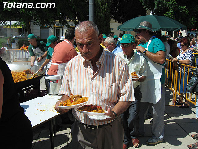 FINALIZAN LAS FIESTAS DEL CENTRO MUNICIPAL DE PERSONAS MAYORES CON LA DEGUSTACIN DE LA PAELLA POPULAR EN LA PLAZA BALSA VIEJA QUE CONGREG A CENTENARES DE SOCIOS Y MAYORES - 94