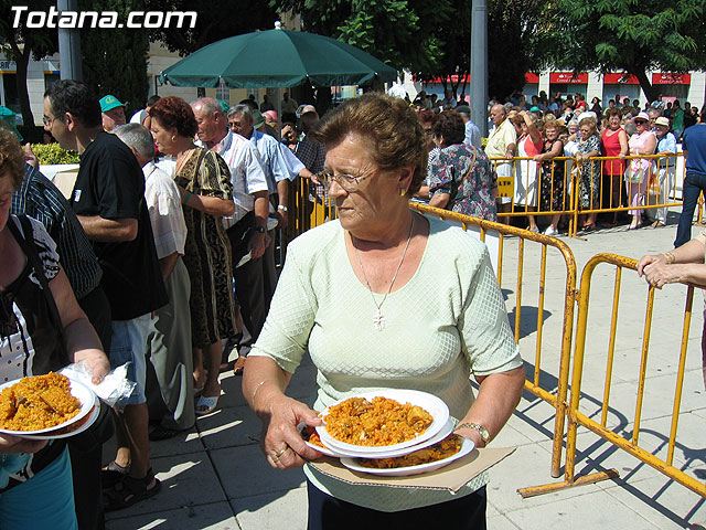 FINALIZAN LAS FIESTAS DEL CENTRO MUNICIPAL DE PERSONAS MAYORES CON LA DEGUSTACIN DE LA PAELLA POPULAR EN LA PLAZA BALSA VIEJA QUE CONGREG A CENTENARES DE SOCIOS Y MAYORES - 99