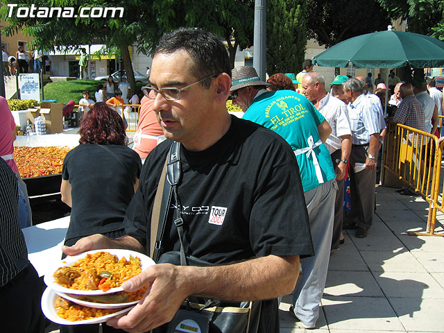 FINALIZAN LAS FIESTAS DEL CENTRO MUNICIPAL DE PERSONAS MAYORES CON LA DEGUSTACIN DE LA PAELLA POPULAR EN LA PLAZA BALSA VIEJA QUE CONGREG A CENTENARES DE SOCIOS Y MAYORES - 100