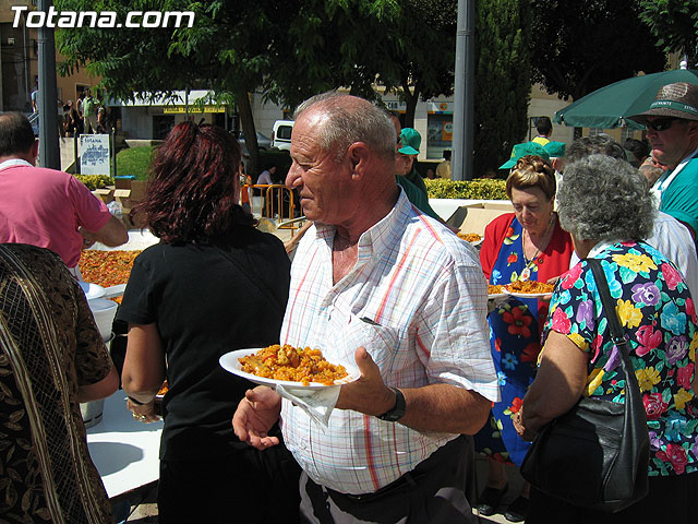 FINALIZAN LAS FIESTAS DEL CENTRO MUNICIPAL DE PERSONAS MAYORES CON LA DEGUSTACIN DE LA PAELLA POPULAR EN LA PLAZA BALSA VIEJA QUE CONGREG A CENTENARES DE SOCIOS Y MAYORES - 102