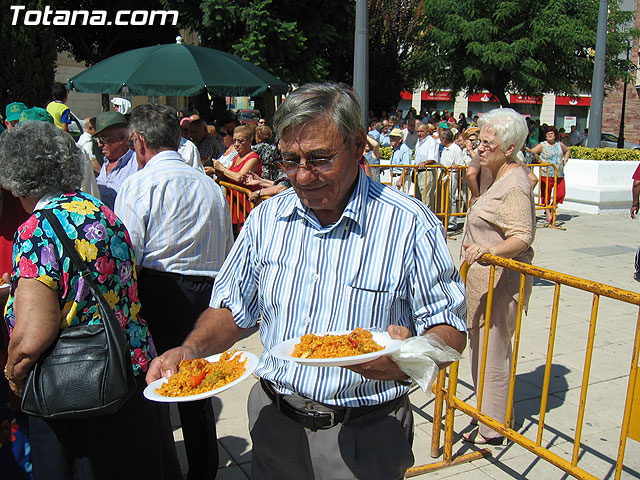 FINALIZAN LAS FIESTAS DEL CENTRO MUNICIPAL DE PERSONAS MAYORES CON LA DEGUSTACIN DE LA PAELLA POPULAR EN LA PLAZA BALSA VIEJA QUE CONGREG A CENTENARES DE SOCIOS Y MAYORES - 103