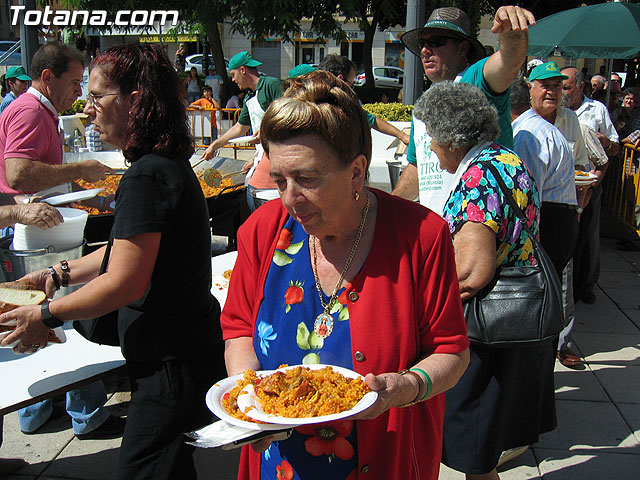 FINALIZAN LAS FIESTAS DEL CENTRO MUNICIPAL DE PERSONAS MAYORES CON LA DEGUSTACIN DE LA PAELLA POPULAR EN LA PLAZA BALSA VIEJA QUE CONGREG A CENTENARES DE SOCIOS Y MAYORES - 104