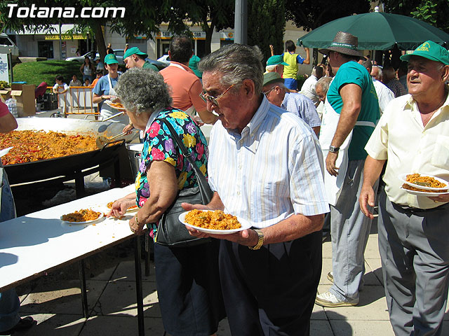FINALIZAN LAS FIESTAS DEL CENTRO MUNICIPAL DE PERSONAS MAYORES CON LA DEGUSTACIN DE LA PAELLA POPULAR EN LA PLAZA BALSA VIEJA QUE CONGREG A CENTENARES DE SOCIOS Y MAYORES - 105