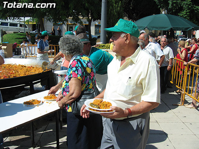 FINALIZAN LAS FIESTAS DEL CENTRO MUNICIPAL DE PERSONAS MAYORES CON LA DEGUSTACIN DE LA PAELLA POPULAR EN LA PLAZA BALSA VIEJA QUE CONGREG A CENTENARES DE SOCIOS Y MAYORES - 106