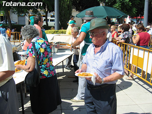 FINALIZAN LAS FIESTAS DEL CENTRO MUNICIPAL DE PERSONAS MAYORES CON LA DEGUSTACIN DE LA PAELLA POPULAR EN LA PLAZA BALSA VIEJA QUE CONGREG A CENTENARES DE SOCIOS Y MAYORES - 107