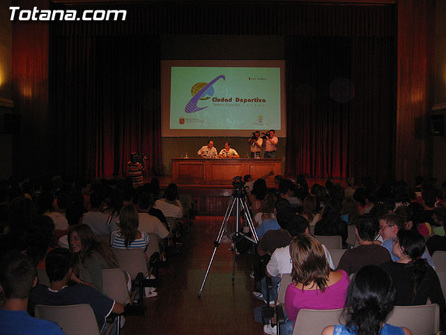 EL DOBLE CAMPEN DEL MUNDO DE MARATN ABEL ANTN DELEITA CON UNA CONFERENCIA A LOS ESTUDIANTES DE TOTANA - 1