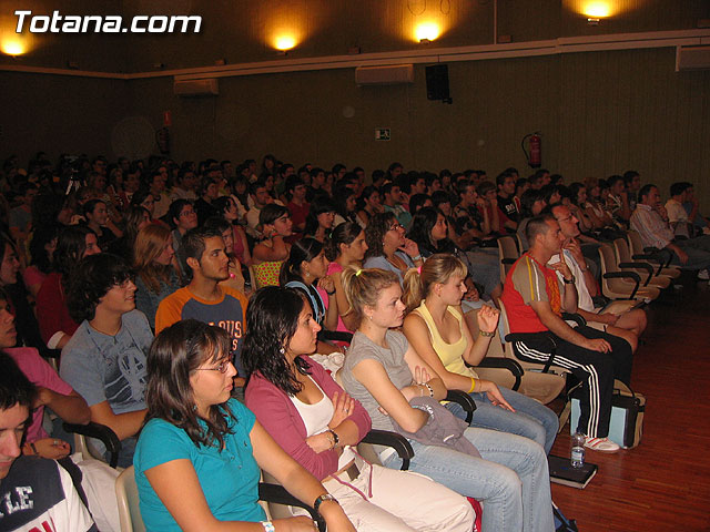 EL DOBLE CAMPEN DEL MUNDO DE MARATN ABEL ANTN DELEITA CON UNA CONFERENCIA A LOS ESTUDIANTES DE TOTANA - 4