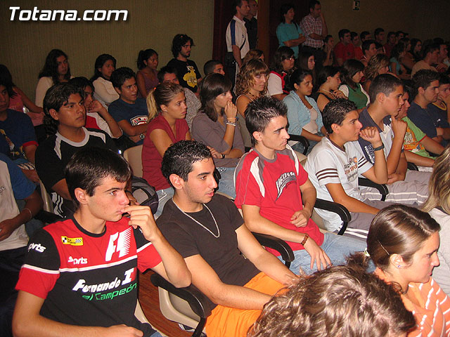 EL DOBLE CAMPEÓN DEL MUNDO DE MARATÓN ABEL ANTÓN DELEITA CON UNA CONFERENCIA A LOS ESTUDIANTES DE TOTANA - 10