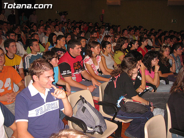 EL DOBLE CAMPEÓN DEL MUNDO DE MARATÓN ABEL ANTÓN DELEITA CON UNA CONFERENCIA A LOS ESTUDIANTES DE TOTANA - 7