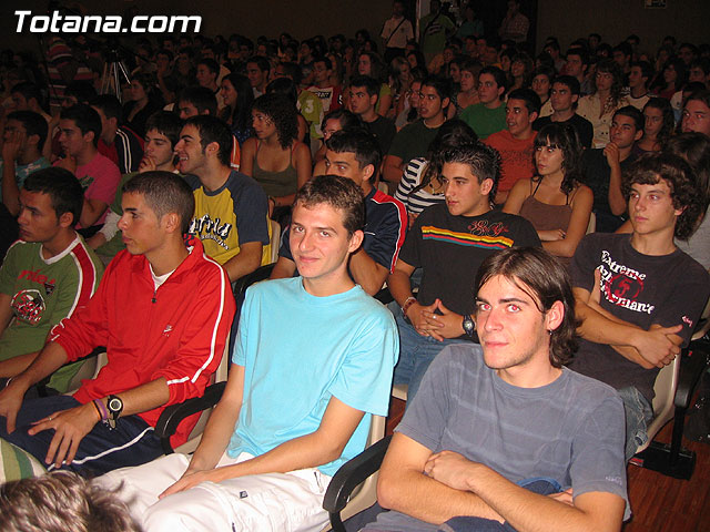 EL DOBLE CAMPEÓN DEL MUNDO DE MARATÓN ABEL ANTÓN DELEITA CON UNA CONFERENCIA A LOS ESTUDIANTES DE TOTANA - 16