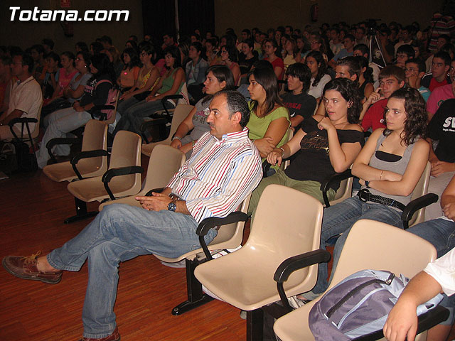 EL DOBLE CAMPEN DEL MUNDO DE MARATN ABEL ANTN DELEITA CON UNA CONFERENCIA A LOS ESTUDIANTES DE TOTANA - 18